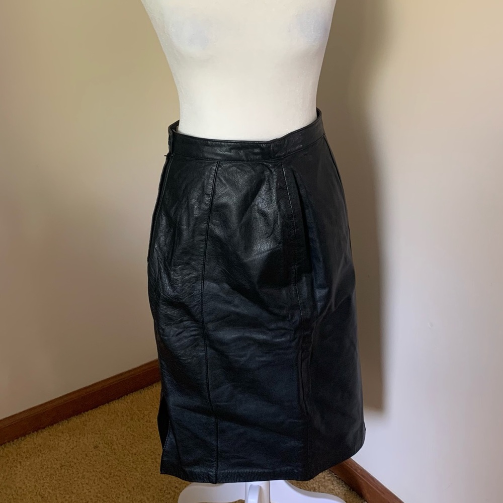 Vintage 26 inch Women’s Black Leather Skirt Size 6 (today’s 4?)